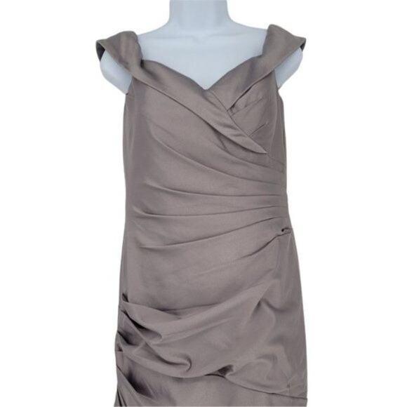 La Femme Off the Shoulder Ruched Cap Sleeve Satin Trumpet Long Gown Size 4 - Picture 6 of 6